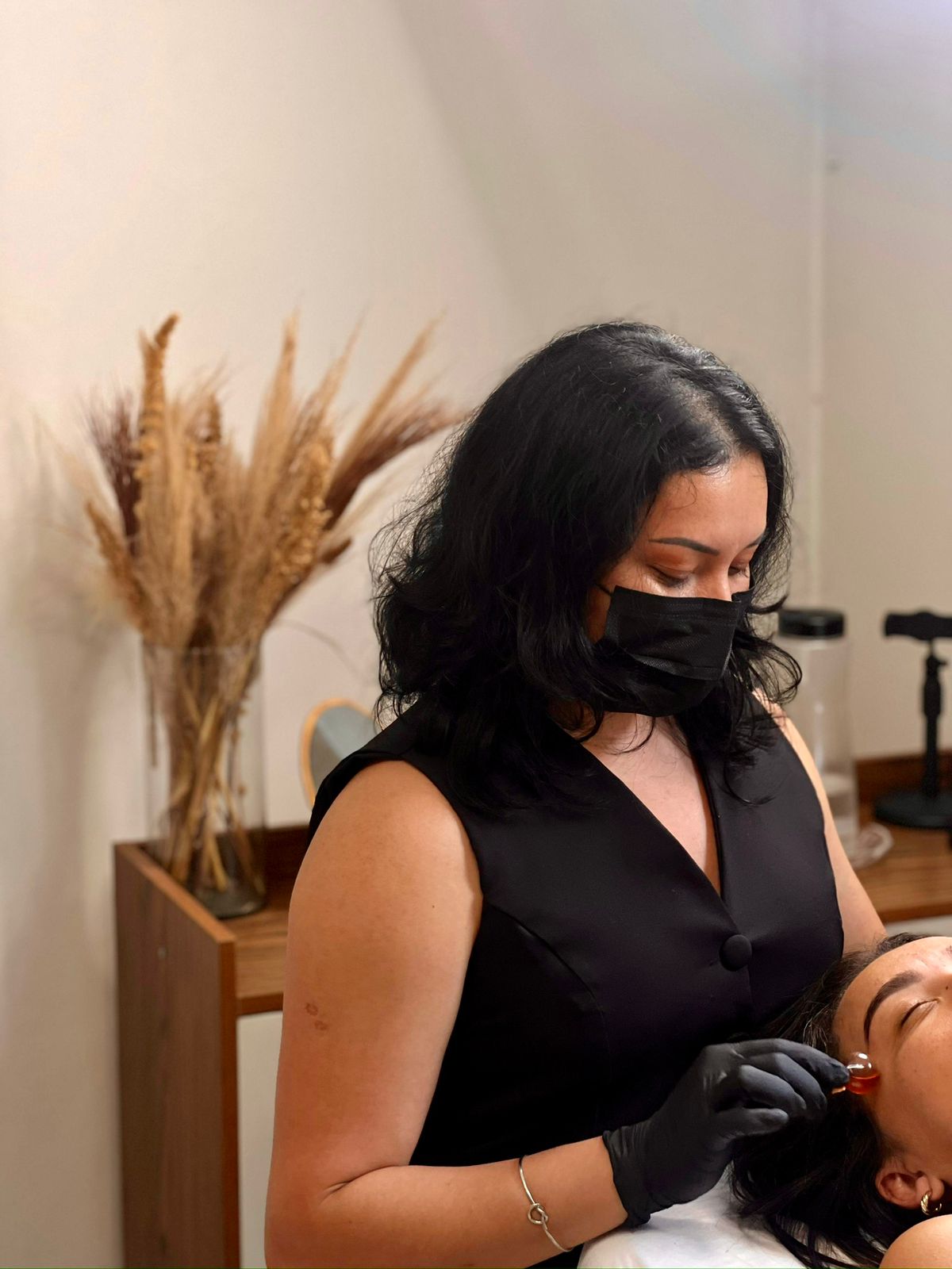 Ellie - Especialista em Design de Sobrancelhas em Blumenau